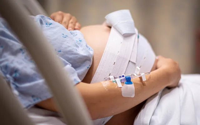 Beeld: christinarosepix/Shutterstock Bevallende vrouw met een infuus