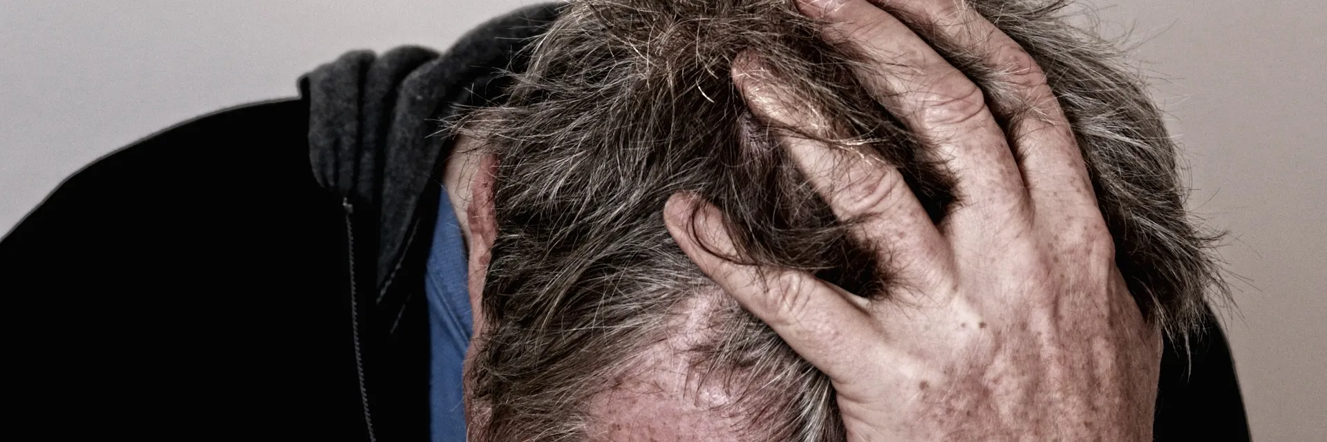 Man met zijn hand in z'n haar.