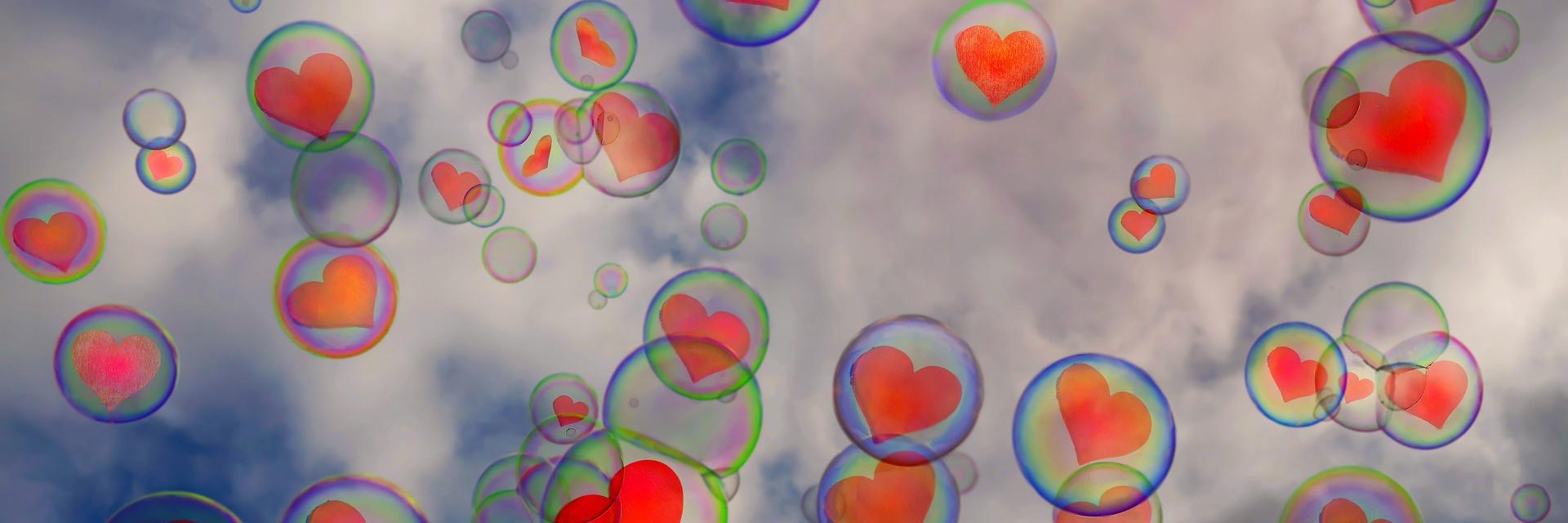 Hartjes zweven door de lucht in bellenblaas.