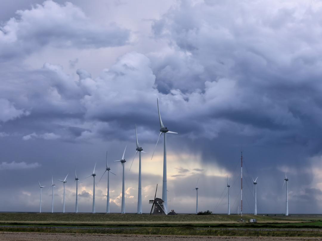 Een windpark met windturbines.