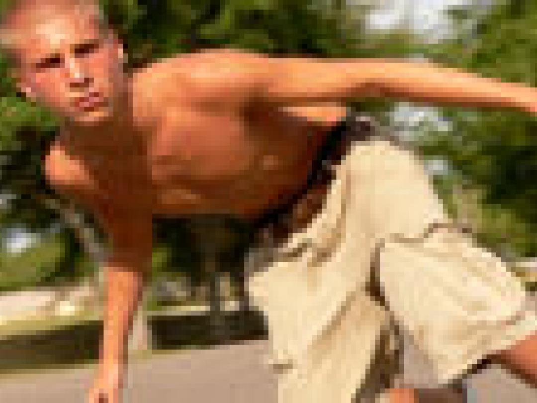 Skateboarders sloven zich uit voor mooie vrouw