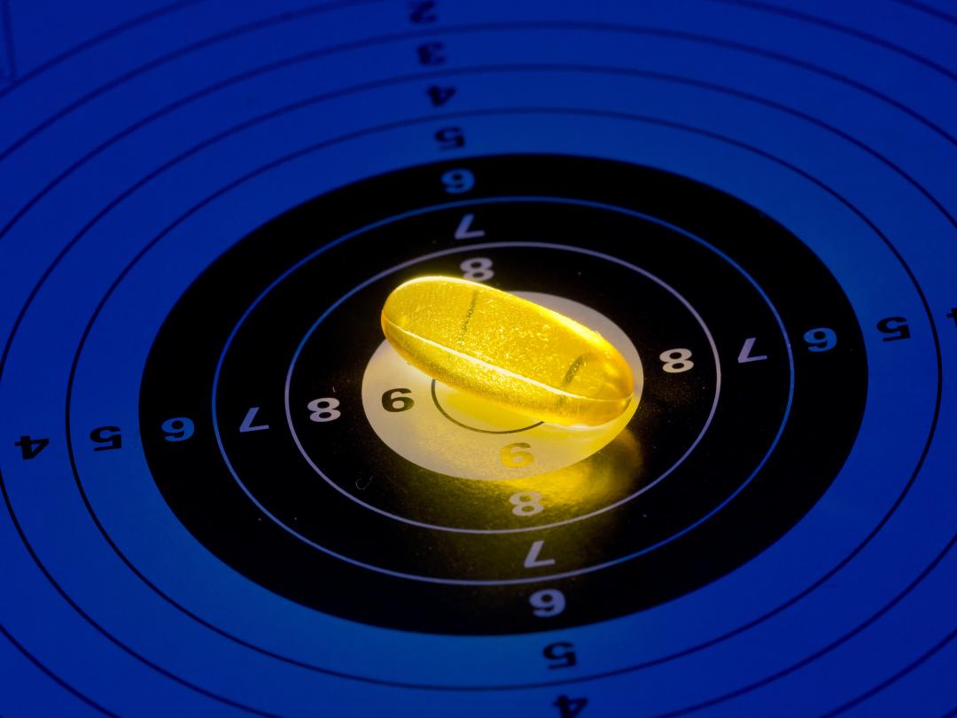 Een gele pil ligt in het midden (bullseye) van een doelwit.