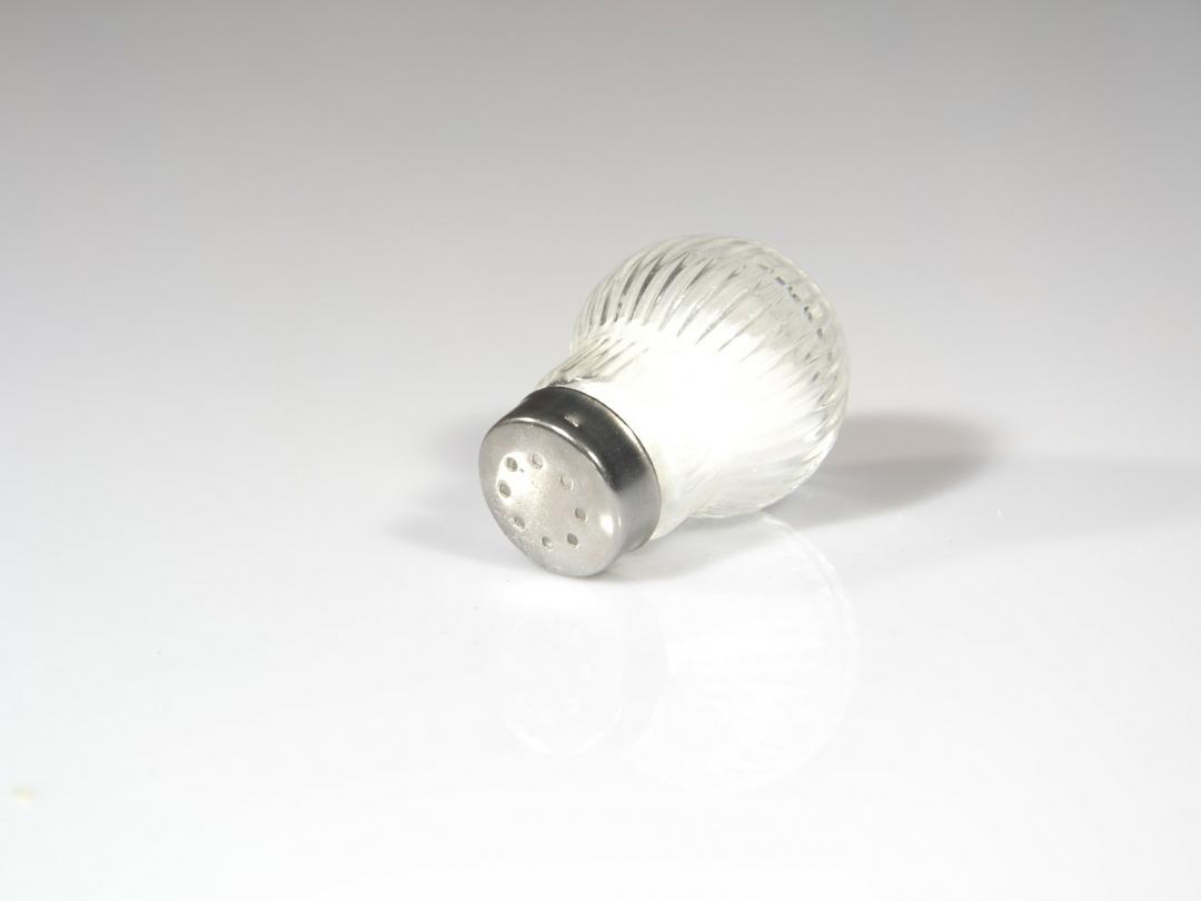 Een omgevallen zoutvaatje.