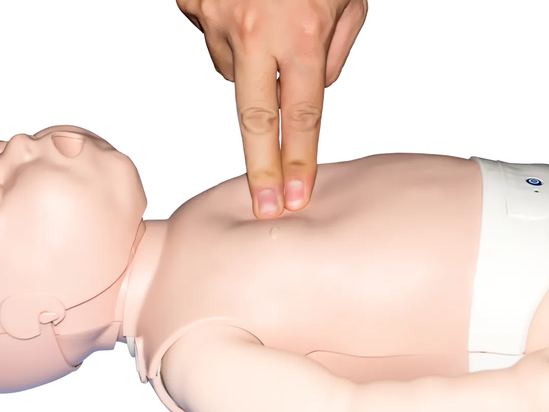 Een reanimatiepop van een baby.