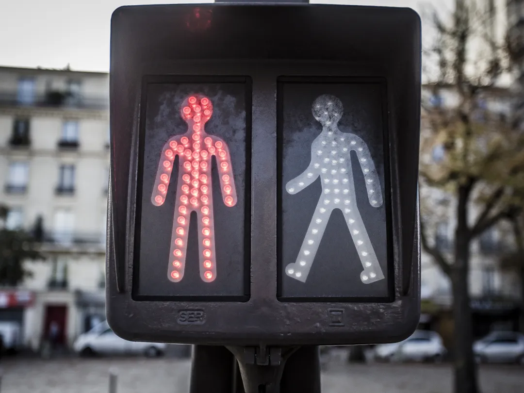 Een stoplicht voor voetgangers op rood.