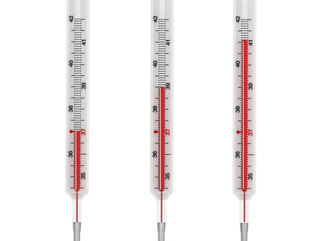 Drie thermometers met oplopende temperaturen.