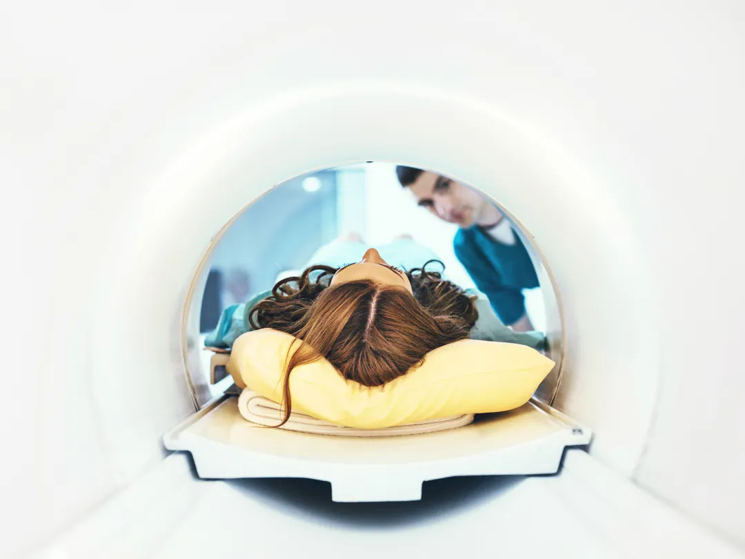 Iemand ligt in een MRI-apparaat.