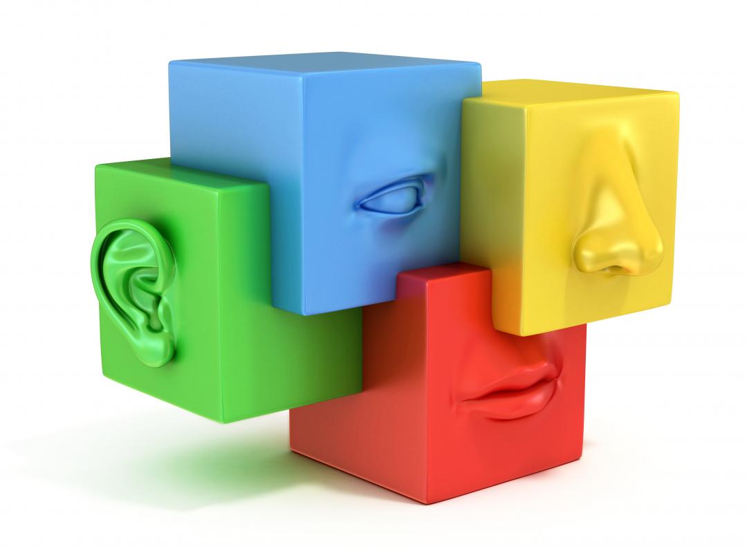 Vier gekleurde blokken vormen samen een gezicht.
