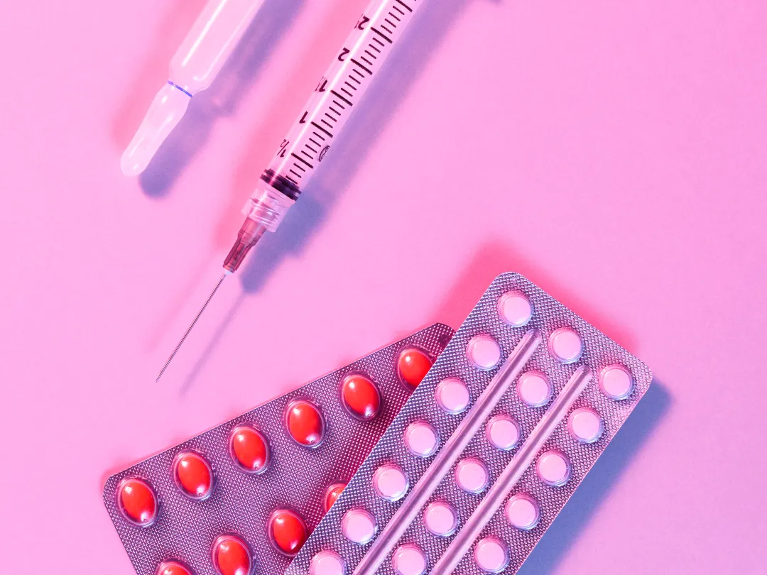 Een paar pillenstrips en een injectiespuit.
