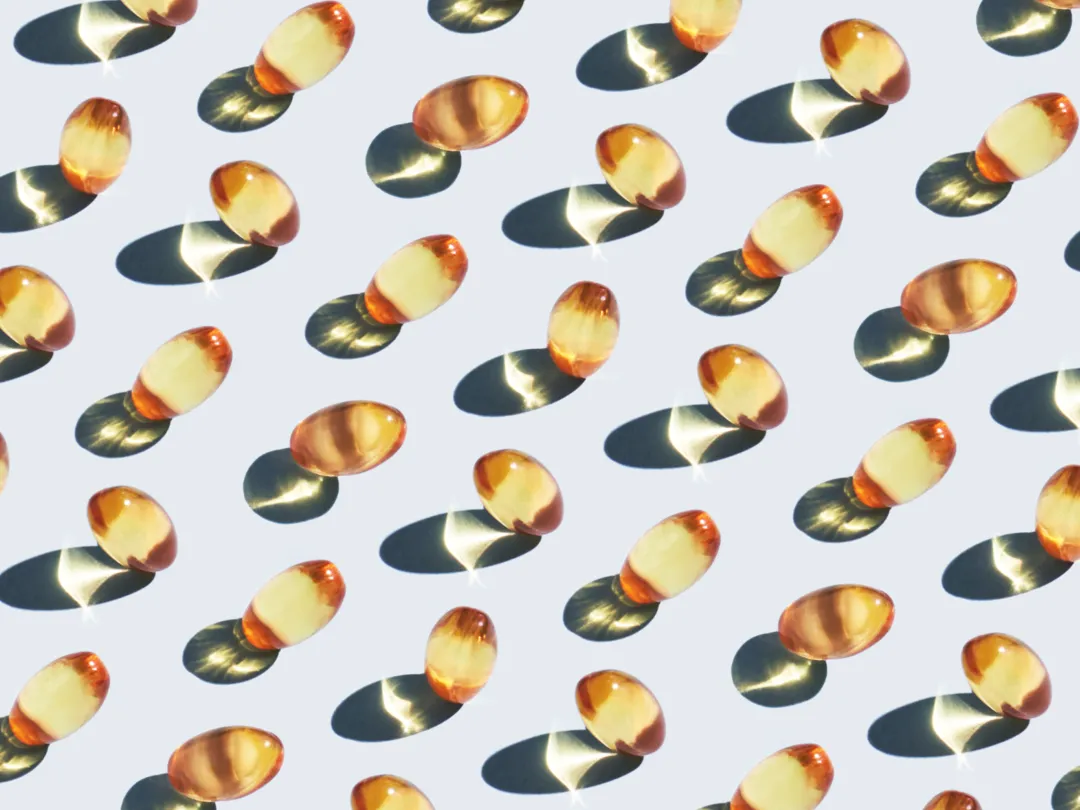 Gele pilcapsules werpen schaduwen af.