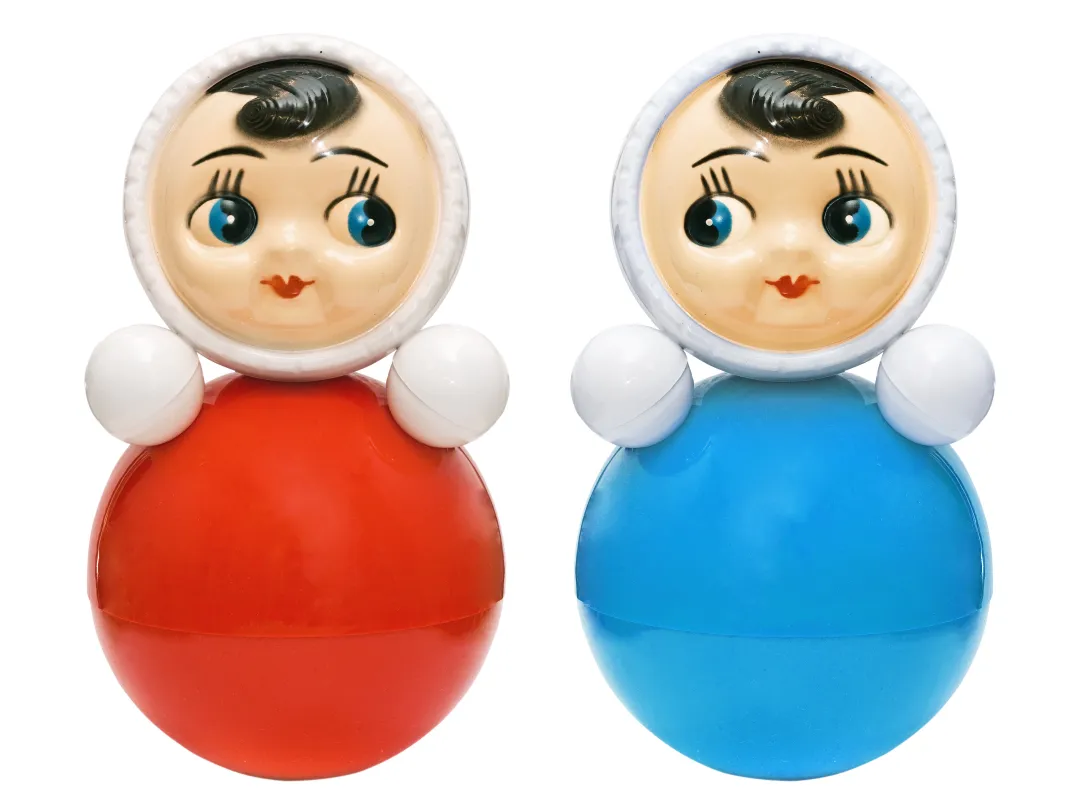 Twee poppetjes waarvan de één een rode buik heeft en de ander een blauwe.
