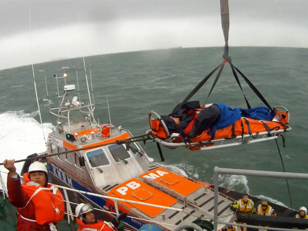 Evacuatie door de KNRM-reddingboot van Scheveningen.