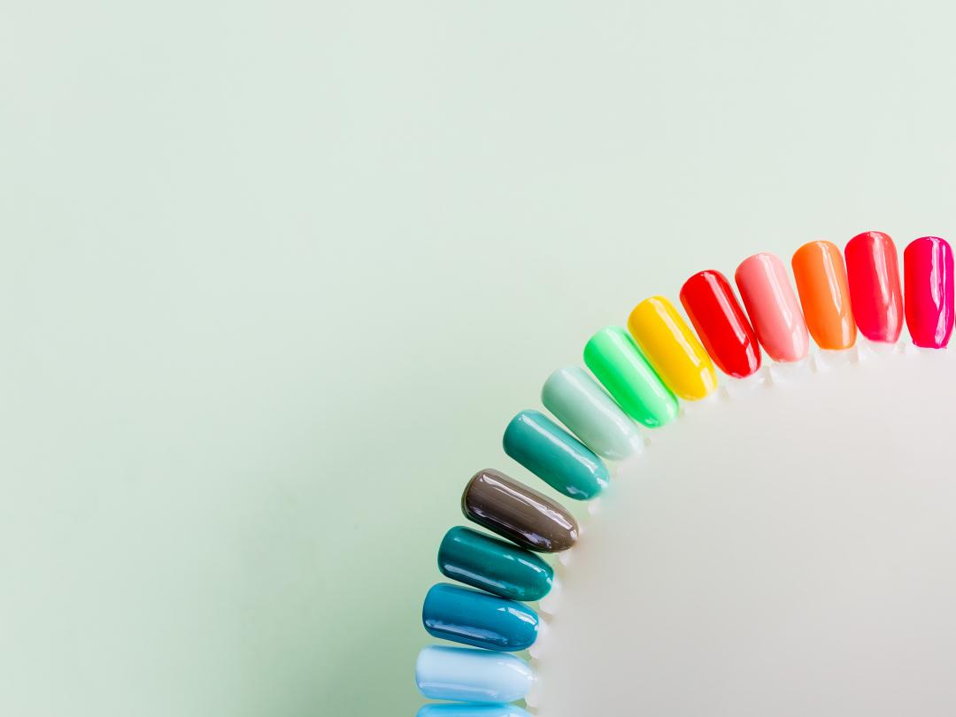 Een cirkel van nagels in verschillende kleuren.