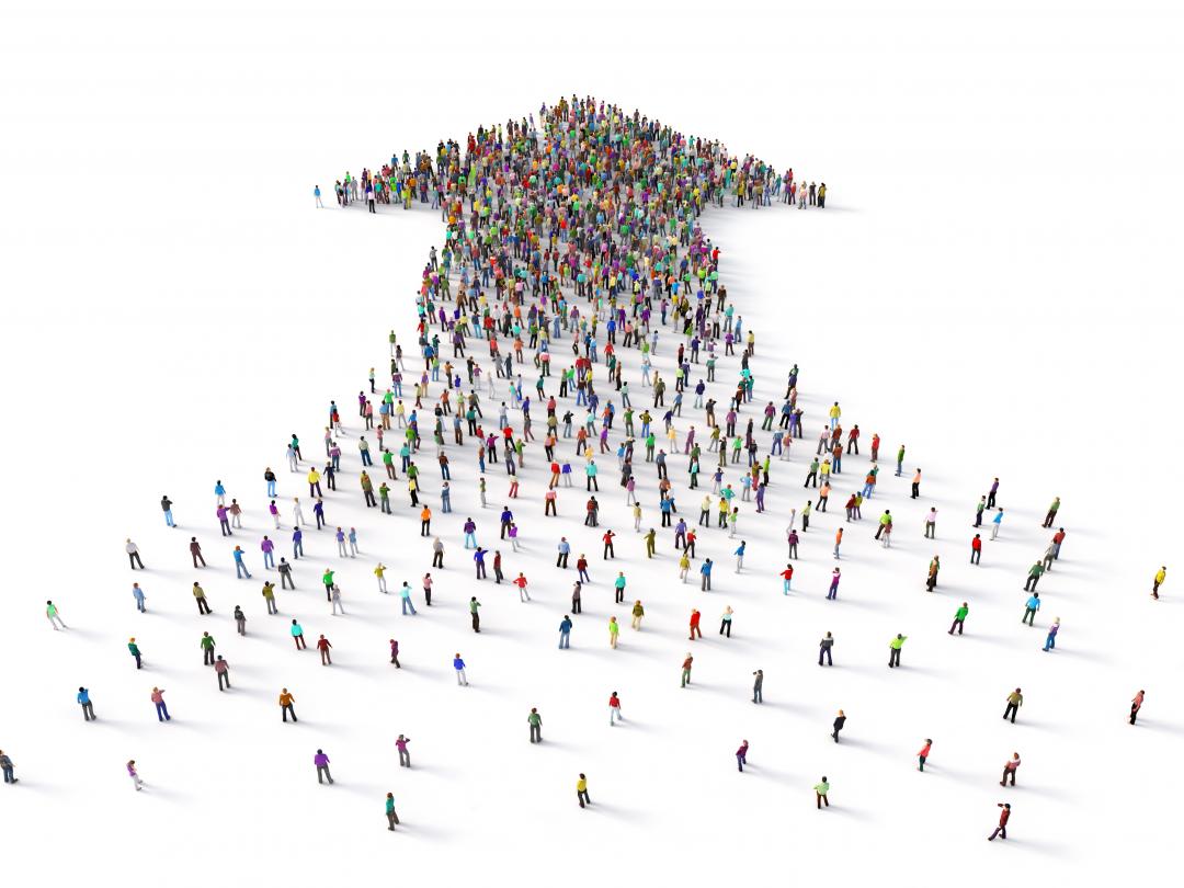 Een massa mensen vormt samen een pijl.