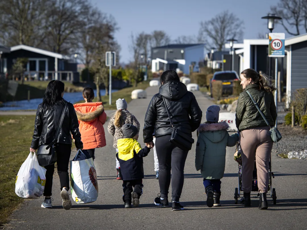 Een groepje mensen loopt over straat.