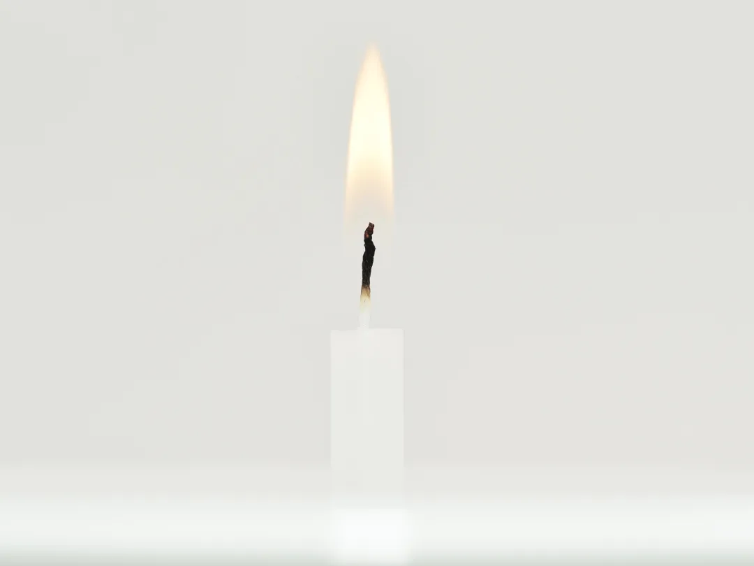 Een brandende kaars.