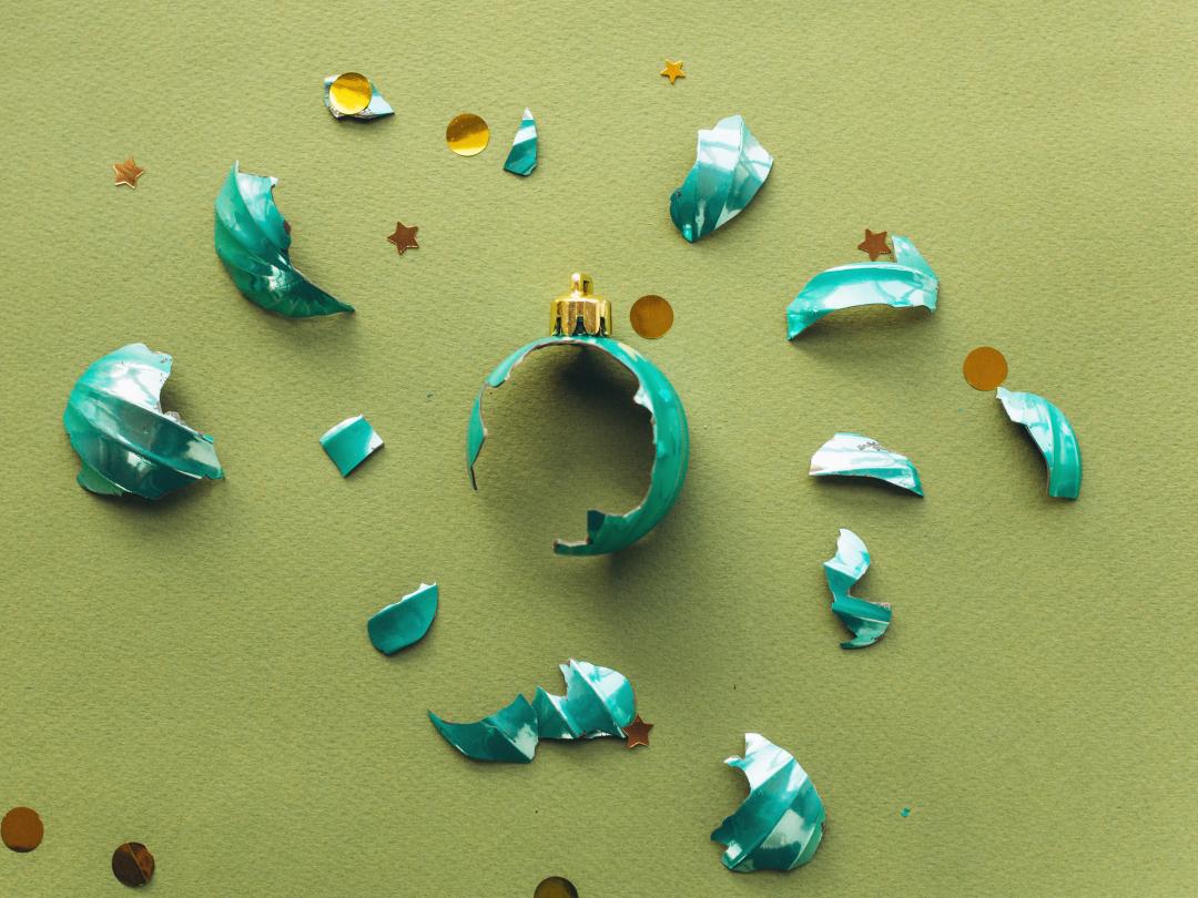 Een gebroken kerstbal.