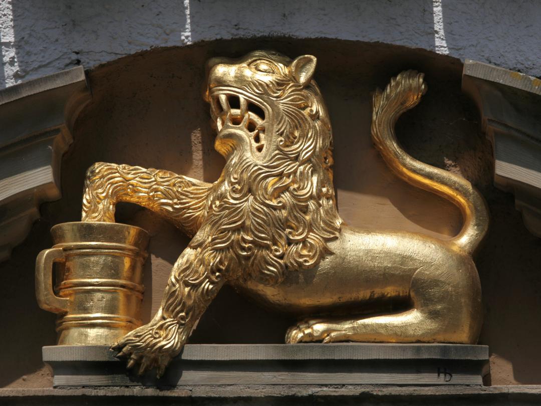 Een gouden leeuw.