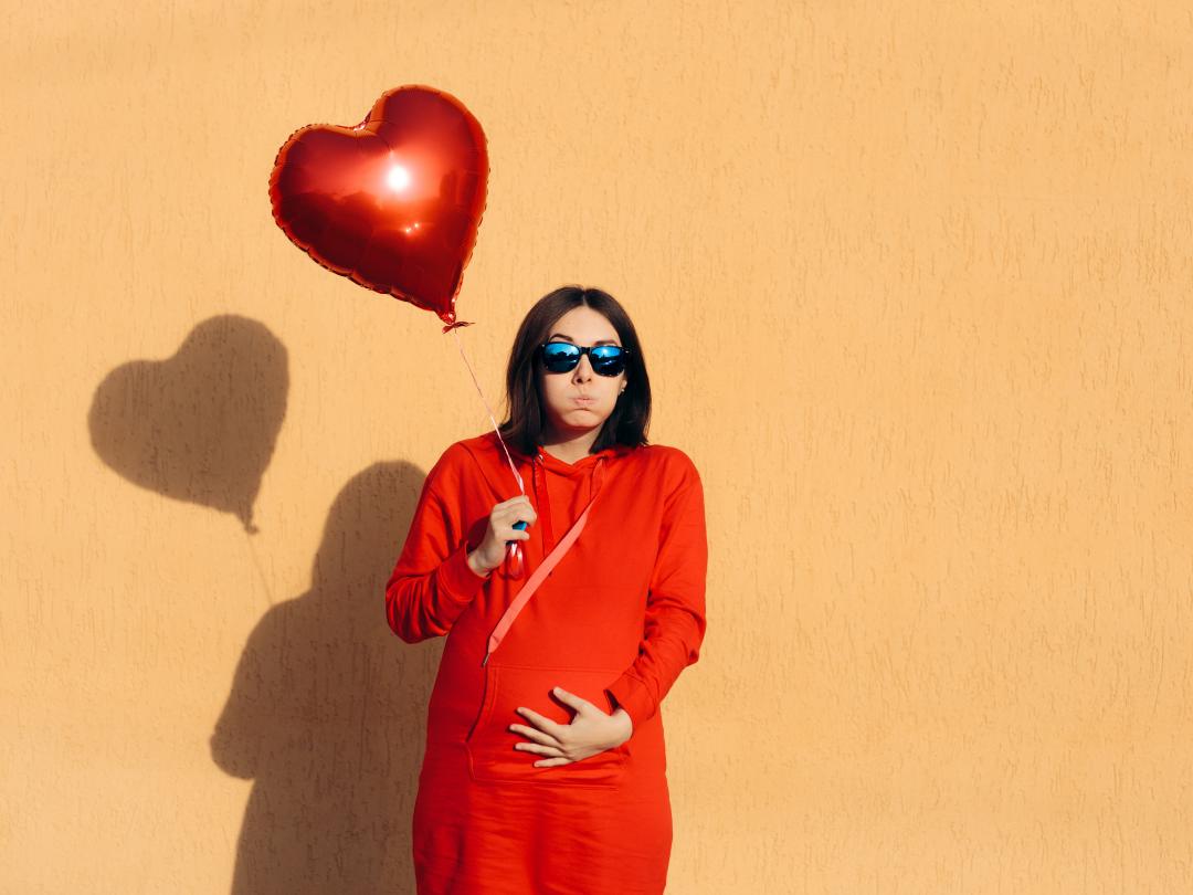 Zwangere vrouw met hartvormige ballon