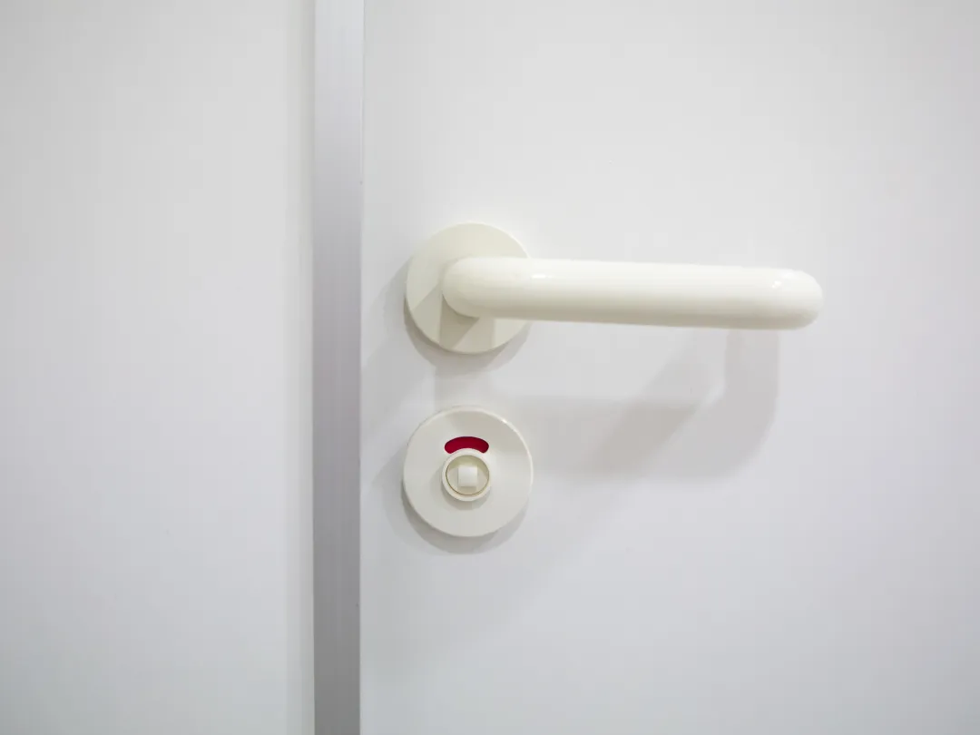 Toiletdeur die op slot zit