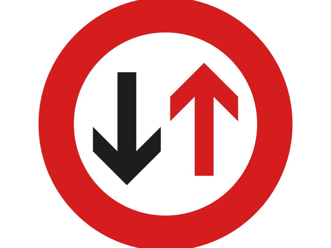 Verkeersbord met zwart en rode pijl erop