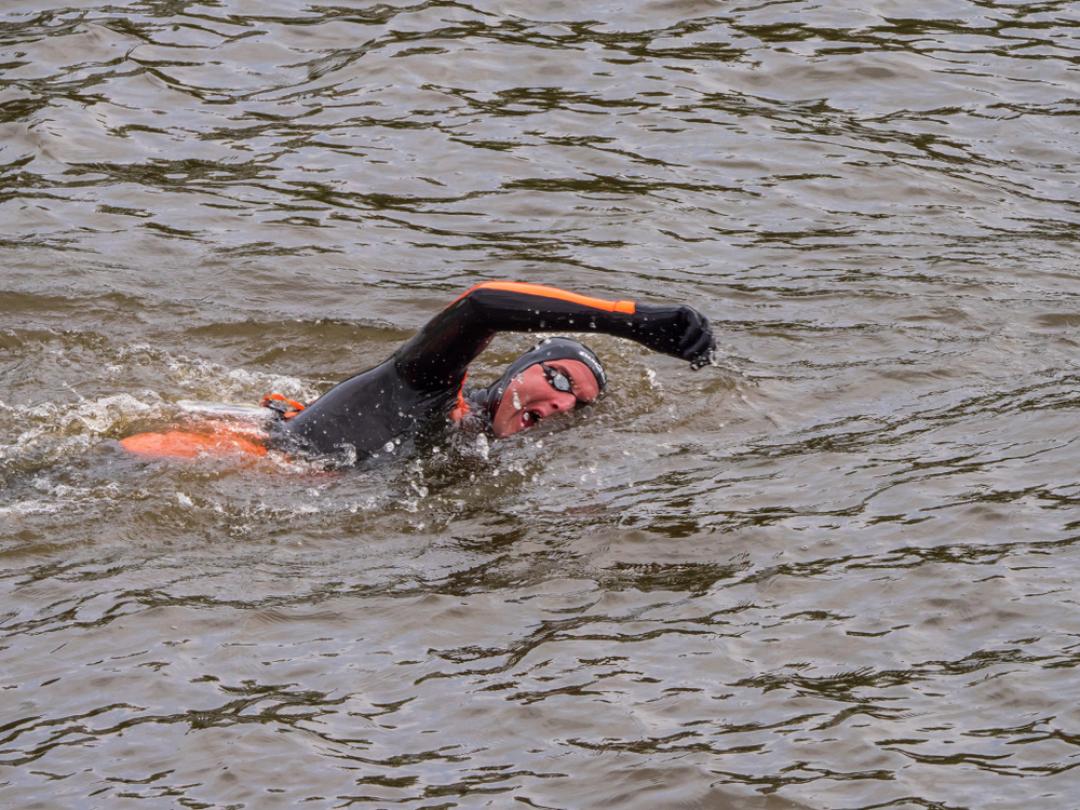 Maarten van der Weijden zwemmend