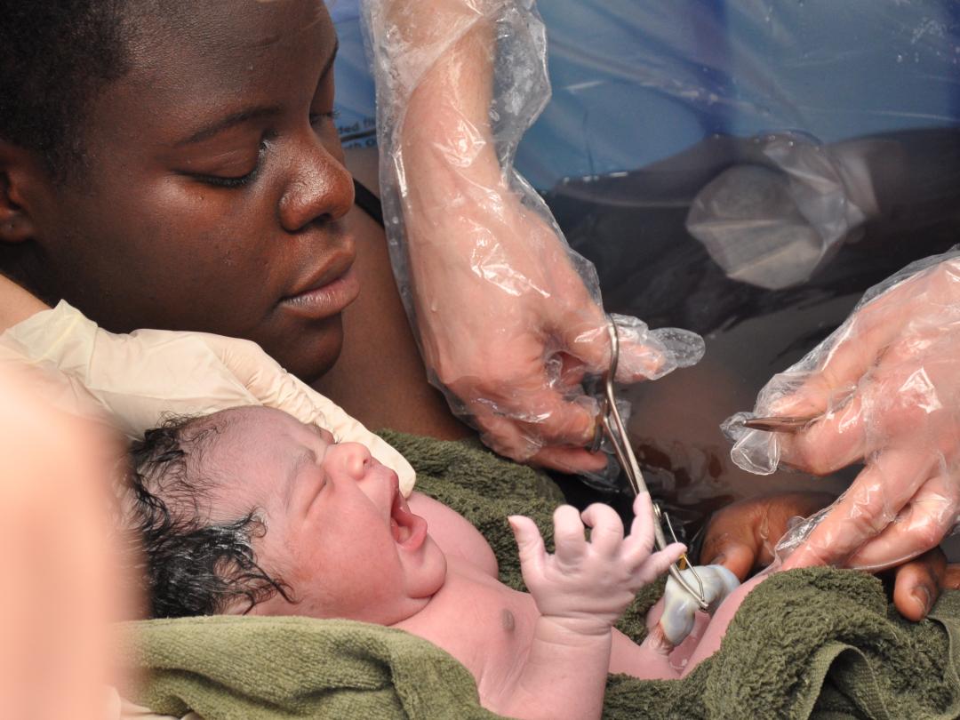 Operatiekamer waarin pasgeboren baby afgenaveld wordt