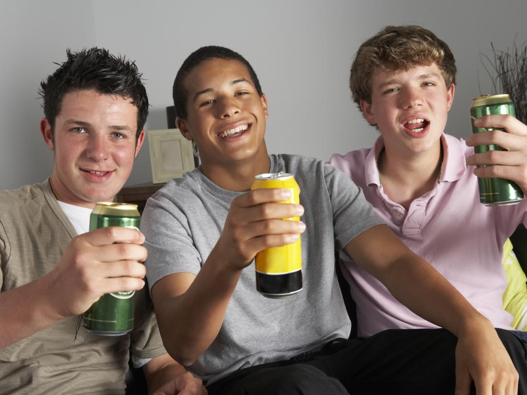 Drie drinkende jongens