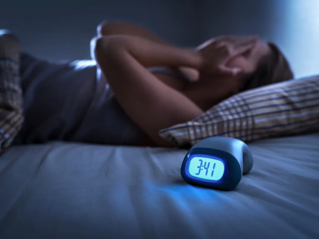 Iemand die wakker in bed ligt om half vier 's nachts
