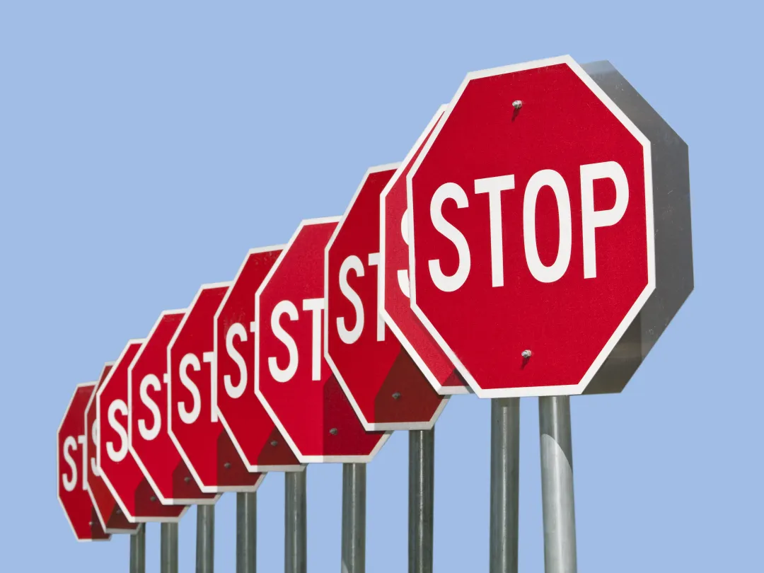 Een rij stopborden