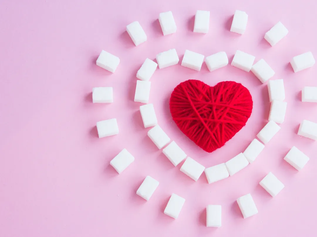 Suikerklontjes om een hart gelegd