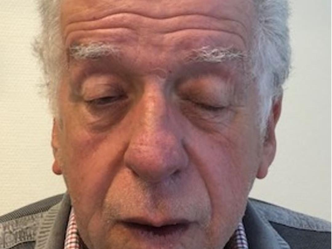 man met hangende oogleden.