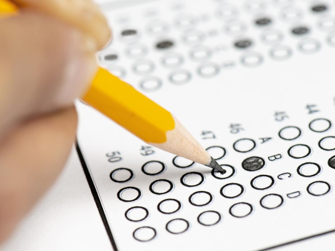 Iemand die een multiple choice formulier invult