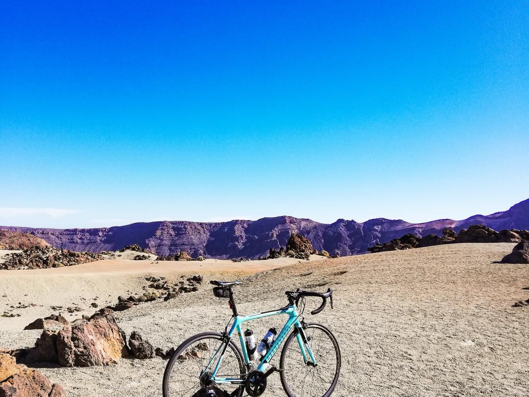 Een fiets geparkeerd in de duinen