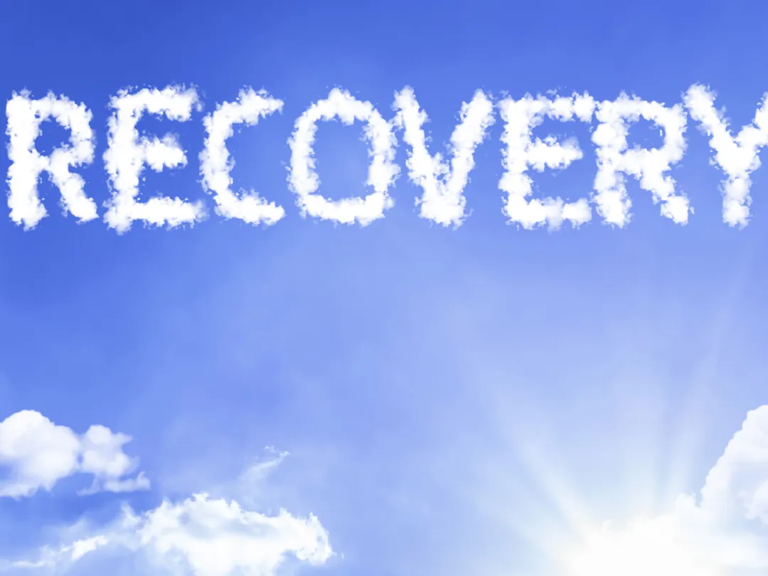 De tekst Recovery als wolkjes in de lucht