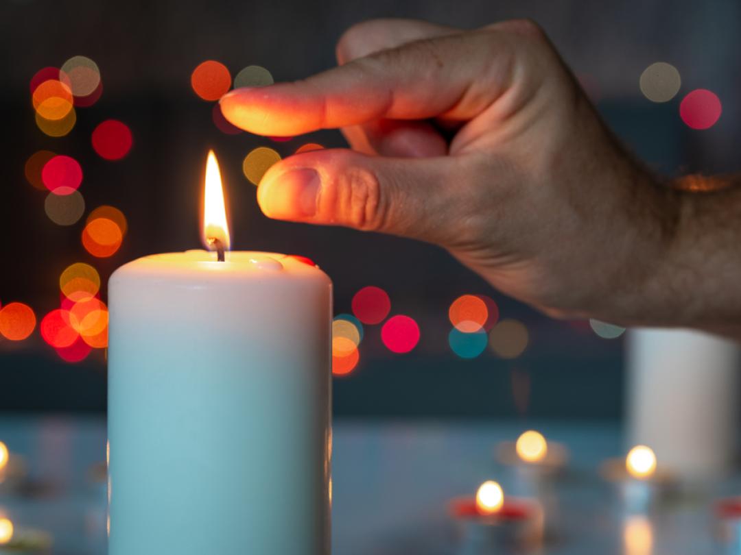 Vinders vlakbij een brandende kaars