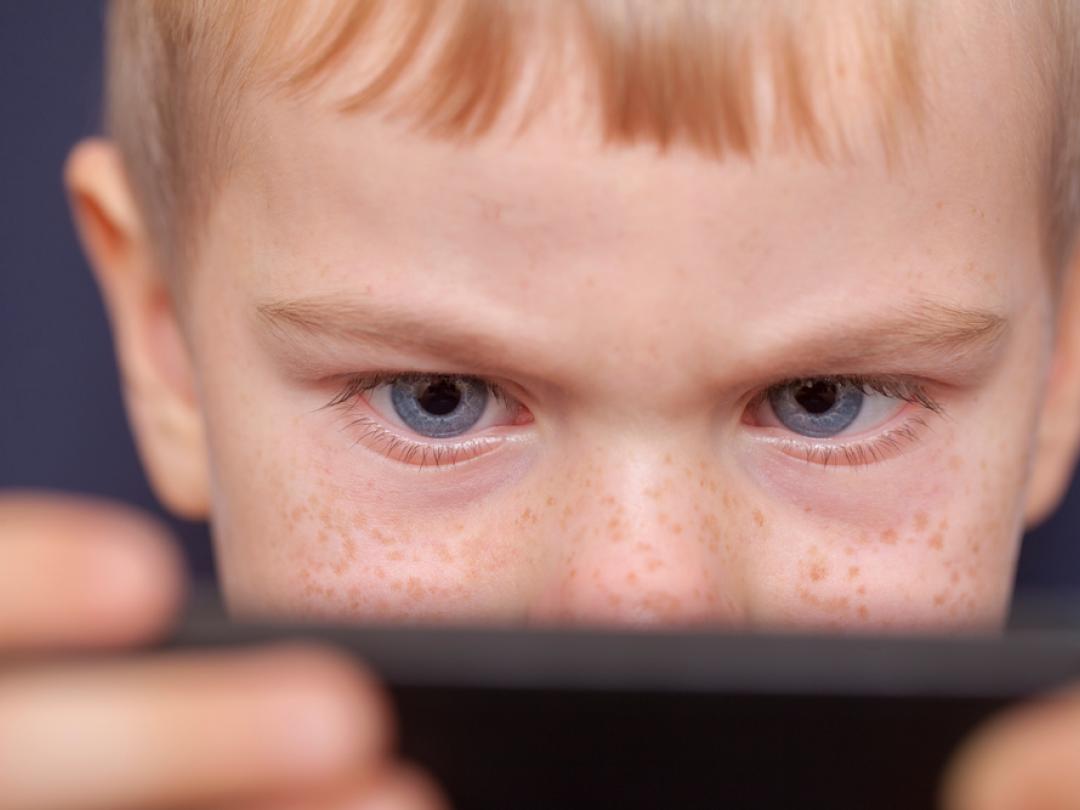Jongen staart naar telefoon