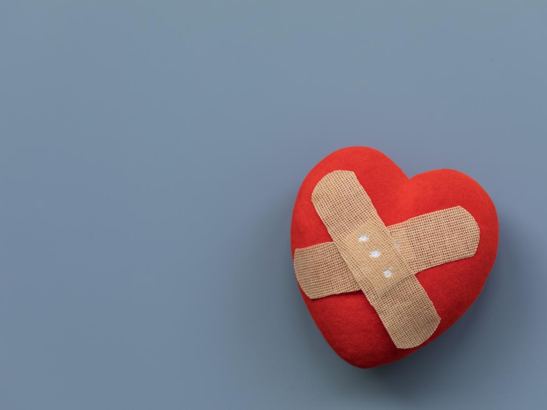 Een hart met een pleister erop