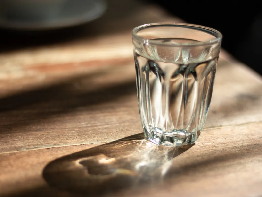 glas water op tafel