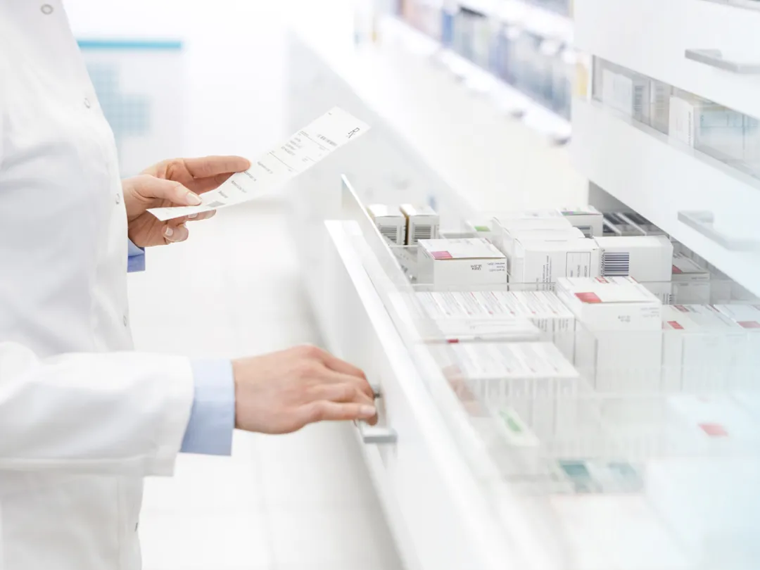 Iemand die een lade met medicatie opent