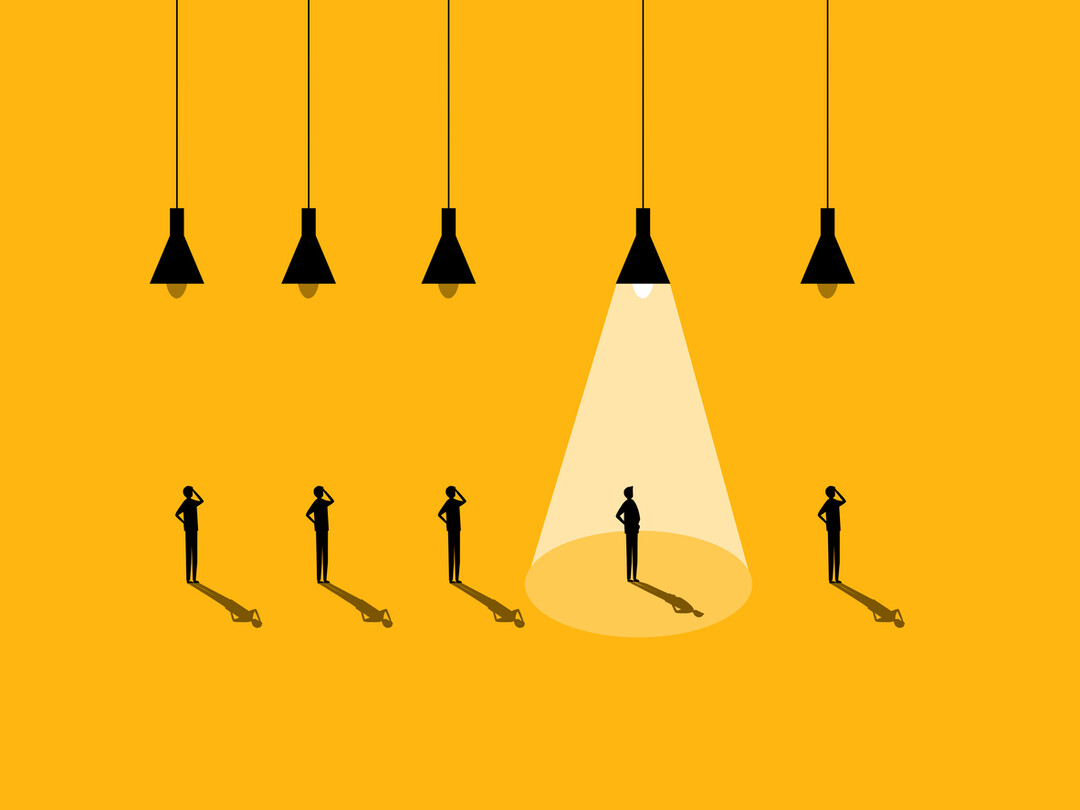 Rijtje mensen waarvan een in een spotlight staat