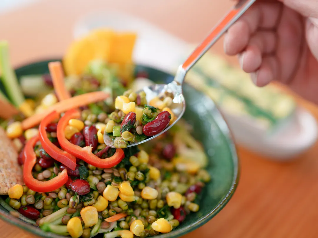 Bord eten met peulvruchten en groenten