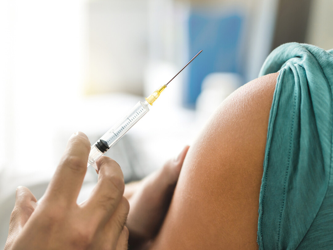 Arm met injectiespuit 