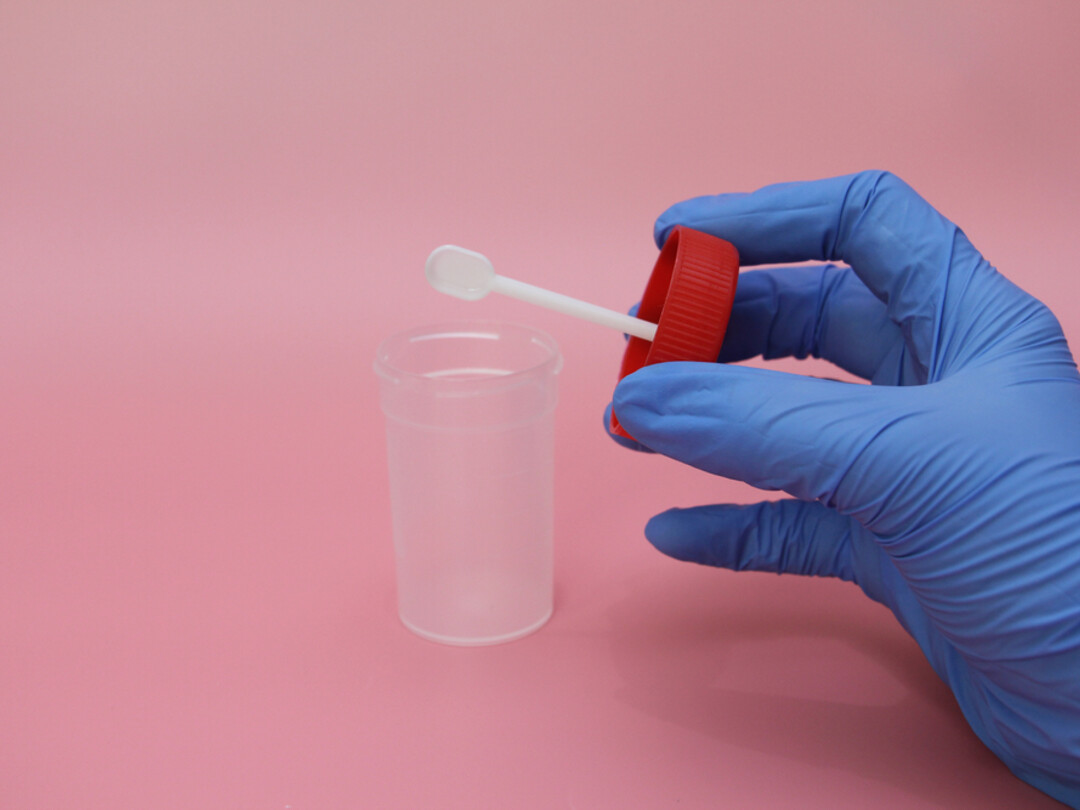 Hand met open monsterbekertje