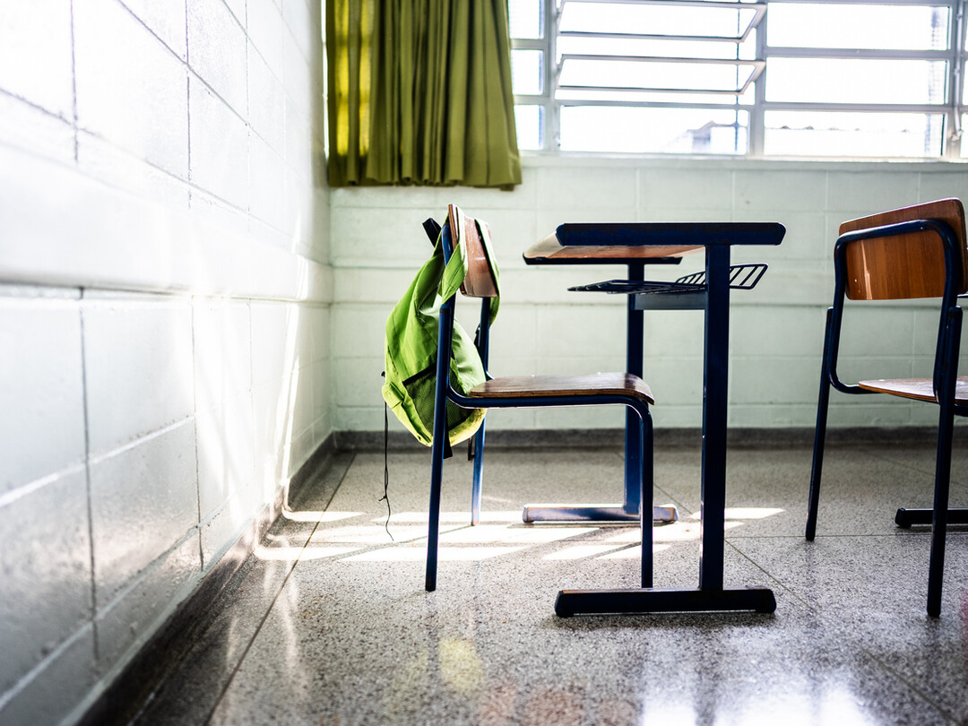Tafel met stoel met daarover een BHV hesje