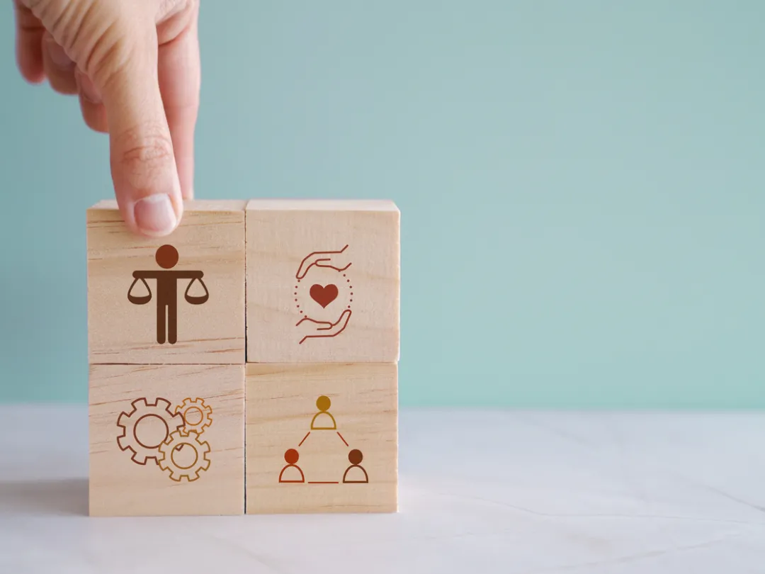 Houten blokjes met symbolen erop