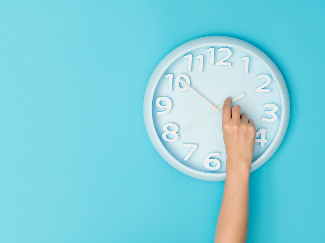 Illustratie van iemand die een klok bijstelt