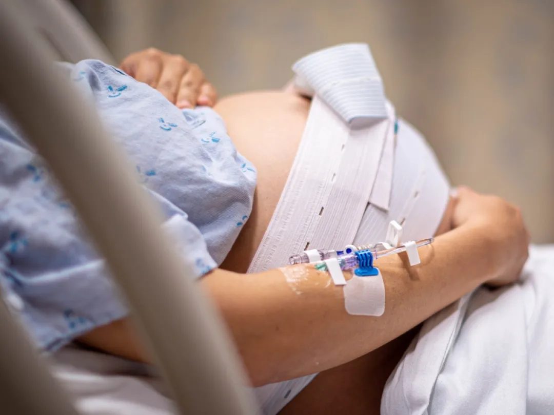 Bevallende vrouw met een infuus