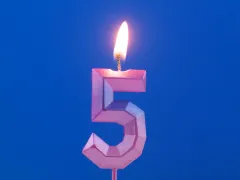 Een kaars in de vorm van het cijfer 5.