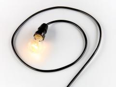 Een lamp waarvan het snoer de vorm van een vraagteken heeft.